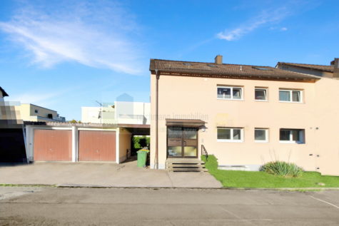 Bad Dürrheim – Doppelhaushälfte mit Potenzial, solider Massivbau mit 2 Wohneinheiten, Balkon, Terrasse und 2 Garagen in ruhiger Sackgassenlage !, 78073 Bad Dürrheim, Zweifamilienhaus