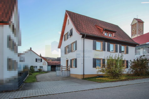 Blumberg – Voll vermietetes Ensemble – Dreifamilienhaus, Doppelhaushälfte und 12 Garagen, stabile Mieten, solide Substanz, 78176 Blumberg, Mehrfamilienhaus