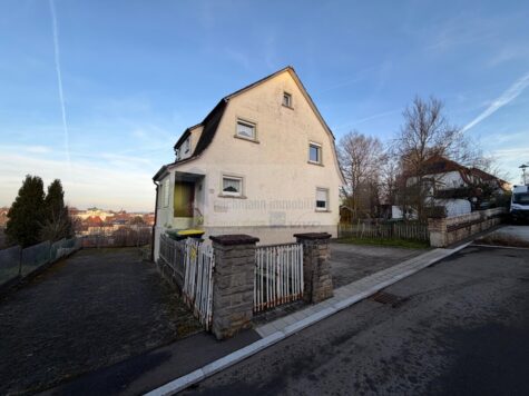 Freistehendes Wohnhaus in ruhiger Aussichtslage von Donaueschingen mit Garten zur Nutzung als Ein- oder Zweifamilienhaus mit ausgebauter Dachbühne !, 78166 Donaueschingen, Zweifamilienhaus