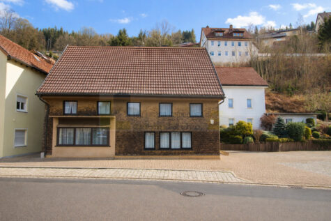 Wohnen, Arbeiten, Entwickeln in Zentrumslage nahe Hochschule: Wohnhaus mit Einliegerwohnung u. sep. Gebäude – Grundstück 2839qm + Wohn- Nutzfl. 598qm, 78120 Furtwangen im Schwarzwald, Haus