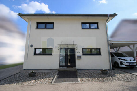 Modernes Einfamilienhaus in ruhiger Lage von Donaueschingen mit PV-Anlage, Wärmepumpe, Lüftungssystem und schön angelegtem Garten!, 78166 Donaueschingen, Einfamilienhaus