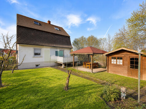 Freistehendes Wohnhaus mit Garten, Terrasse & ausgebautem Dachspitz in Aussichtslage von Donaueschingen – nutzbar als Ein- oder Zweifamilienhaus!, 78166 Donaueschingen, Zweifamilienhaus