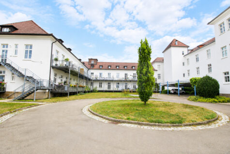 Stilvolle Kapitalanlage im historischen Lazarett in Donaueschingen: 2,5 Zimmer-ETW – helle Räume, hohe Decken, großer sonniger Balkon, KFZ-Stellplatz, 78166 Donaueschingen, Etagenwohnung