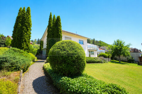 Wohnen mit Weitblick über die Baar: Gepflegtes Zweifamilienhaus in sonniger Aussichtslage und ansprechendem Garten mit 2 Garagen in DS-Grüningen, 78166 Donaueschingen / Grüningen, Zweifamilienhaus