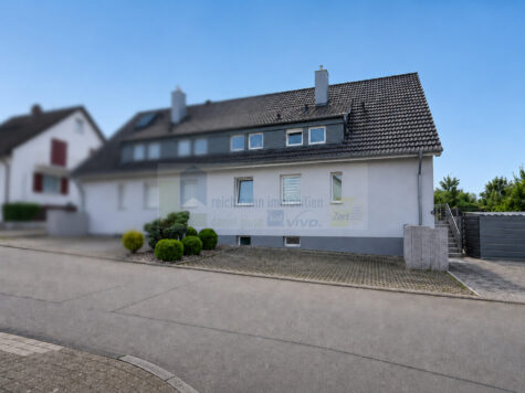 Wohnen mit Platz für Kinder – gepflegte Doppelhaushälfte mit Terrasse und Garten, mit neuem Dach, Außendämmung und Photovoltaikanlage in Deißlingen., 78652 Deißlingen, Doppelhaushälfte