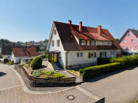 Ein- bis Zweifamilienhaus als DHH mit viel Platz, großem Grundstück und zwei möglichen Wohnbereichen in beliebter Wohnlage von Donaueschingen, 78166 Donaueschingen, Einfamilienhaus