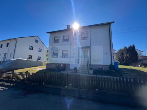 Provisionsfrei! Zweifamilienhaus mit Reihengarage in Albstadt-Onstmettingen, 72461 Albstadt, Zweifamilienhaus