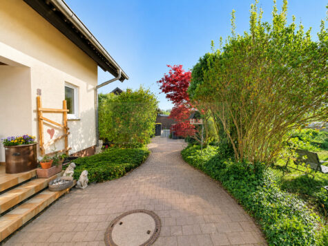 Ein Zuhause zum Wohlfühlen – Gepflegtes und modernisiertes Zweifamilienhaus, Wintergarten, Südbalkon und XXL-Garage in Brigachtal-Klengen!, 78086 Brigachtal / Klengen, Zweifamilienhaus