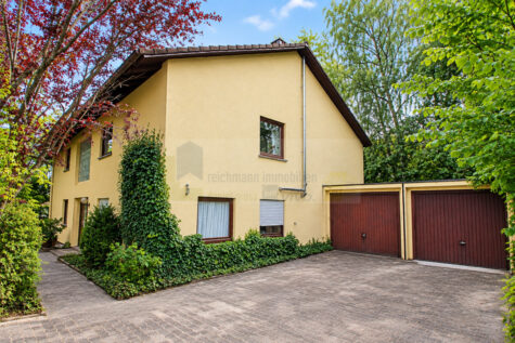 Viel Raum für Ihre Wohnideen! Großzügiges Wohnhaus mit Entwicklungspotenzial, Balkon, zwei Garagen und einem weitläufigen Garten in VS-Rietheim!, 78052 Villingen-Schwenningen, Einfamilienhaus