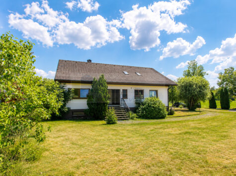 Viel Platz in Tuningen: Wohnhaus mit weitläufigem Grundstück, großer Südterrasse, sehr geräumiger Doppelgarage und zusätzlicher Nutzfläche, 78609 Tuningen, Einfamilienhaus